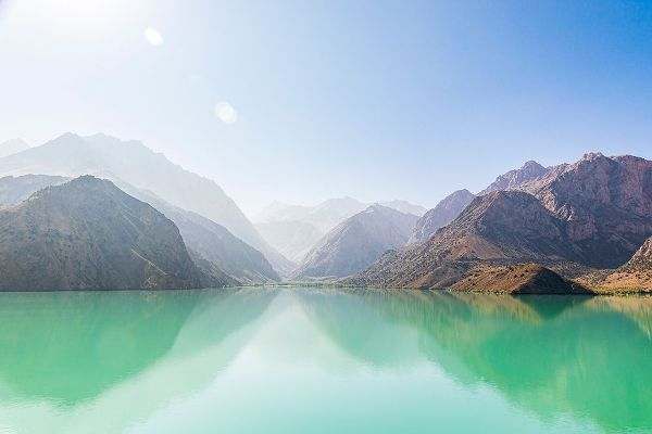 Wilson, Emily M. 아티스트의 Iskanderkul-Sughd Province-Tajikistan Misty mountains above Iskanderkul Lake작품입니다.